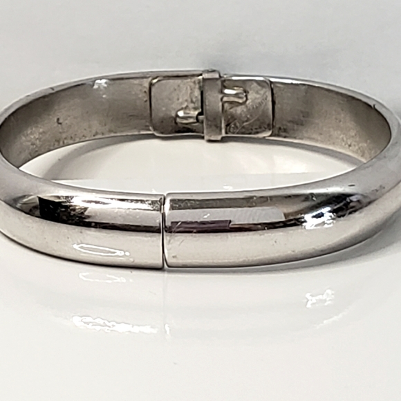 Vintage Signed Whiting & Davis Silver Tone Hinge Clamper Bracelet - Picture 2 of 6